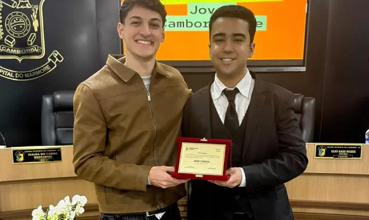Julio Valério ganha Prêmio Jovem Camboriuense