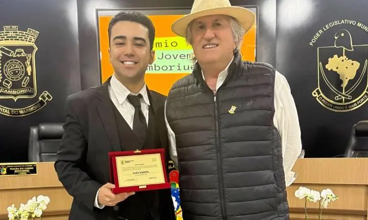 Julio Valério ganha Prêmio Jovem Camboriuense